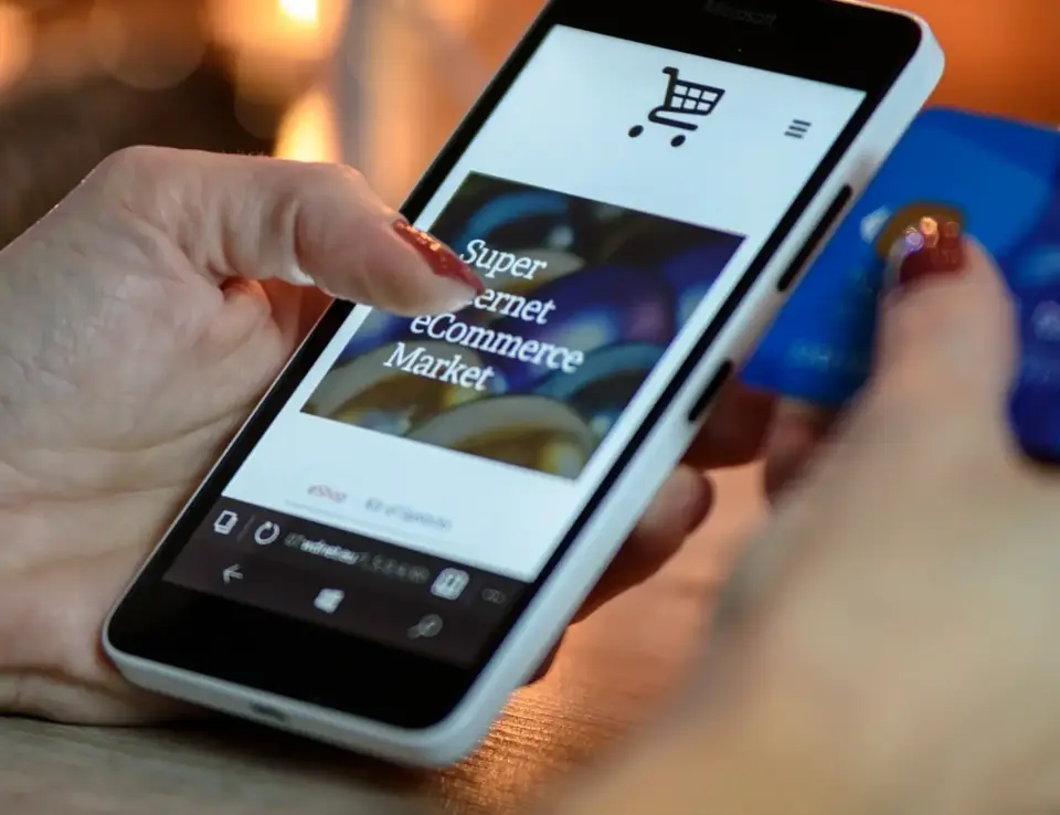 a hand holding a cell phone