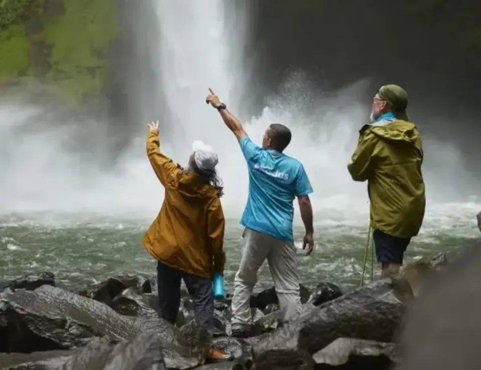 Exodus (IDHL client) image showing people in front of lake